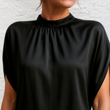 Judy™ | Elegante minivestido em satin com gola alta