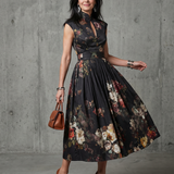 Bea - Vestido Midi Plissado com Gola Alta e Corte Floral