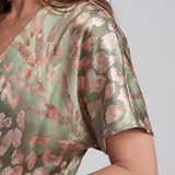 Coralie | Vestido Midi de Impressão Abstrata com Decote em V e Cintura Torcida