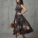 Bea - Vestido Midi Plissado com Gola Alta e Corte Floral
