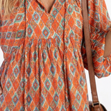 Amara | Vestido Midi em Camadas com Estampado Geométrico e Decote em V