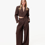 Modelo Cropped em V Castanho Escuro - Blazer