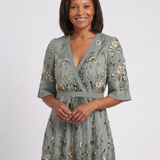 Evadne | Vestido Maxi Floral com Decote em V e Mangas Curtas