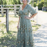Evadne | Vestido Maxi Floral com Decote em V e Mangas Curtas