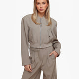 Modelo Cropped com Ombreiras Taupe - Casaco