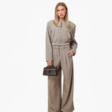 Modelo Cropped com Ombreiras Taupe - Casaco