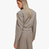 Modelo Cropped com Ombreiras Taupe - Casaco