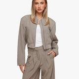 Modelo Cropped com Ombreiras Taupe - Casaco